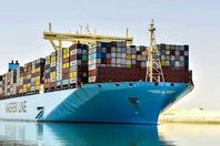 حاملات البضائع تعبر قناة السويس