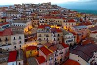 بلدة كانديلا بايطاليا