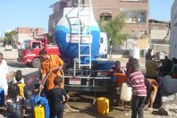 صور توزيع المياه علي المنازل بالسيارات