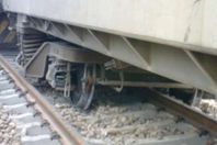 قطار يخرج عن القضبان