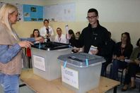 الناخبون يقترعون في الانتخابات البلدية