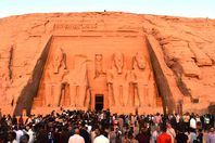 3500 سائح أجنبى وزائر مصرى شاهدوا ظاهرة تعامد  الشمس