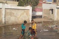 المياه الجوفية تحاصر المدرسة بالقرية