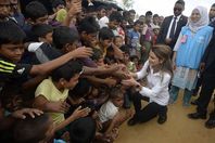 الملكة رانيا مع عدد من مسلمى الروهينجا