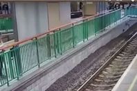 رجل يلقي بامرأة علي السكة الحديد