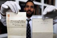 بيعت الورقتان في مزاد مقابل 1.56 مليون دولار