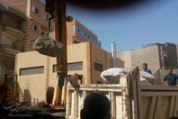 انتشال تاج تمثالي أثري يعود للأسرة الثلاثين الفرعونية من ساحة حديقة مستشفي سمنود المركزي