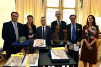 وزارة الثقافة الفرنسية سلمت إلى سفير مصر لديها القطع الأثرية
