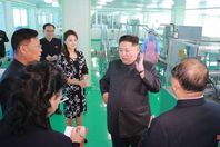 جانب من زيارة كيم جونج لمصنع مستحضرات التجميل