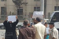 لافتات ترفعها اسرة تعرض نفسها للبيع أمام ديوان محافظة الغربية