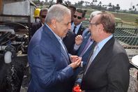 أهالي بني سويف يستقبلون محلب