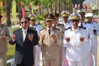 قادة الاسماعيلية يضعون أكاليل الزهور على النصب التذكارى لشهداء الجيش 
