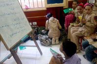 تلاميذ سوهاج يدرسون على الأرض