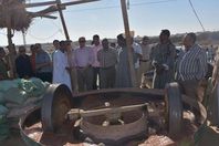 لقاء  محافظ أسوان مع العاملين في طحن الذهب