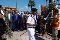محافظ بورسعيد يقرأ الفاتحة على قبر الجندى المجهول