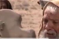 مشهد تمثيلي للإمام علي يسجد علي الصليب