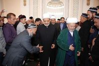 شيخ الأزهر يؤدي صلاة الجمعة بمسجد "حضرة الإمام" بطشقند