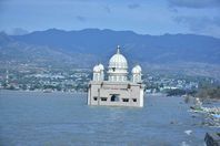 المسجد العائم» يصمد أمام تسونامي إندونيسيا