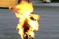 يشعل النار فى نفسه (أرشيفية)