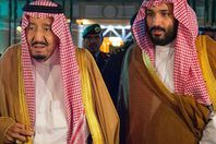 الملك سلمان وجها لوجه مع نجله