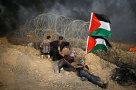 فلسطينيون على حدود غزة مع الأراضي المحتلة