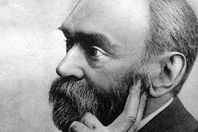 «نوبل»..انتهت حياته بـ"الخيانة العظمي"