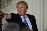 شاهد.. ترمب يسخر من إعلامية بالبيت الأبيض