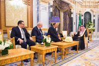 وزير الخارجية مع الملك سلمان