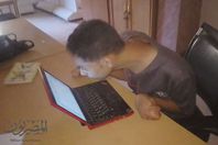 تحدى الشلل الرباعي بديوان شعر كتبه بـ"أنفه"