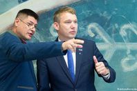 ماريو ليمان في يسار الصورة