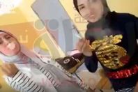 الفتيات أثناء التدخين داخل الفصل الدراسي
