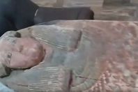 لحظة القبض على 4 أشخاص بحوزتهم تابوت أثري بداخله مومياء