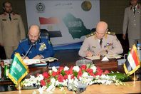 وزير الدفاع يلتقي رئيس الأركان السعودي