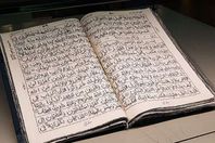 تكتب المصحف بالتطريز اليديو في 30 عاما