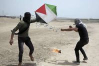 طائرات ورقية حارقة