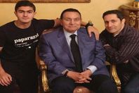 مبارك ونجله علاء وحفيده عمر