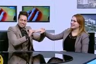 مذيع يفاجئ زميلته بطلب يدها على الهواء