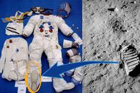 صورة لبصمة حذاء أرمسترونج وحذاؤه الحقيقي