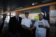 رئيس هيئة قناة السويس يشهد عبور أكبر سفينة حاويات في العالم