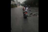 الفنانة مي الحريري تستقل دراجة نارية في بيروت