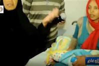 والدة الطفلة