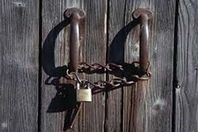 أب يحتجز أولاده الخمسة وأمهم