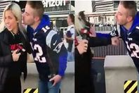 مشجع يحاول تقبيل مراسلة