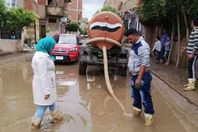 رئيسة وحدة محلية تشارك في أعمال شفط المياه