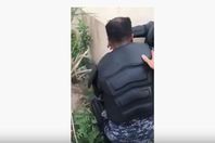 لحظة انهيار شرطي عراقي  بسبب قمع المتظاهرين