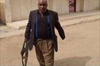 مدير مدرسة يحمل السلاح داخلها