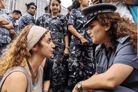 ضابطة ومتظاهرة