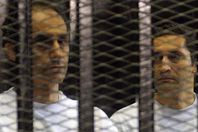 علاء وجمال مبارك داخل قفص الاتهام