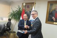 وزير المالية والسفير السويسري