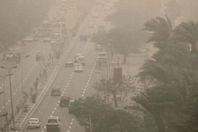 مصرع طفل وإصابة والدته انهارت عليهما شرفة عقار بسبب شدة الرياح